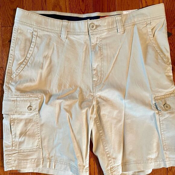 ST. JOHN’s BAY COMFORT STRETCH 10” MEN’s CARGO SHORT IN BEIGE SIZE 40 - Picture 2 of 8